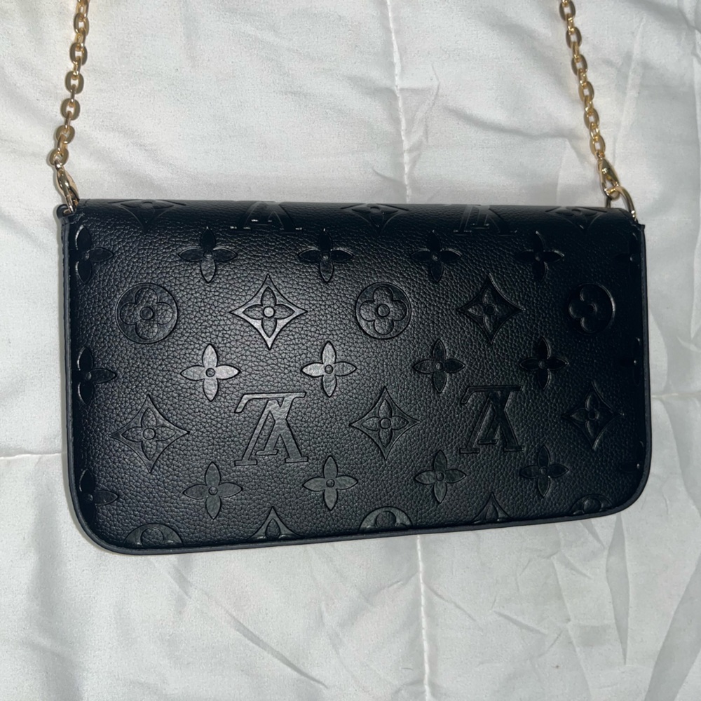 Elegant Black Crossbody Bag - Picture 3 of 10